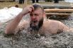Мужчина во время крещенских купаний в Верх-Исетском пруду в Екатеринбурге.