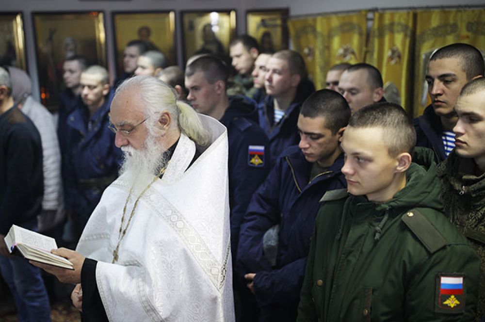 Отец Евгений во время празднования Крещения в войсковой часовне подразделения специального назначения Южного военного округа в Краснодарском крае.