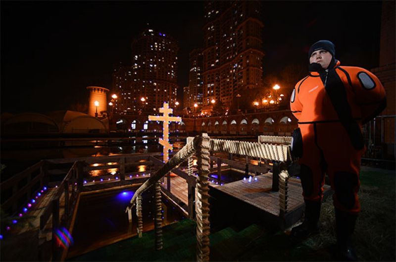 Водолаз-спасатель дежурит во время крещенских купаний на территории яхт-клуба «Алые Паруса» в Москве.