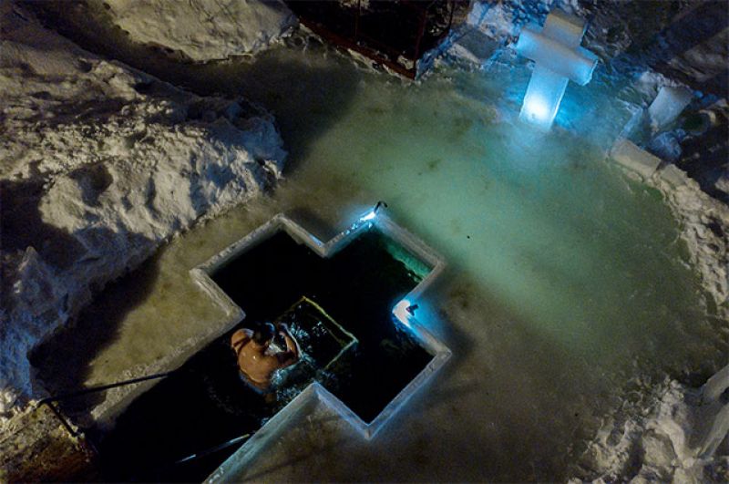 Ночное крещенское купание в иордани в Амерьевском карьере Щелковского района в дайвинг - центре «Пятый Элемент».