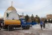 Возле Храма Рождества Христова в Красноярске коммунальщики наполнили купель питьевой водой из машины.