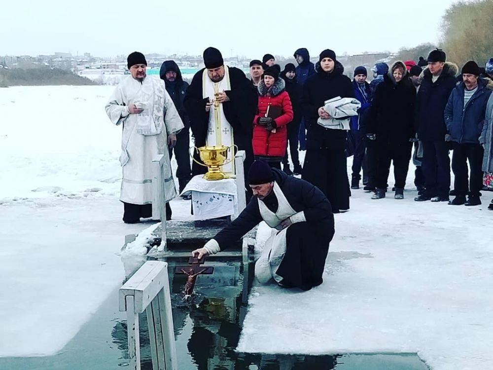 В стотысячном Ачинске купель устроили в реке Чулым.