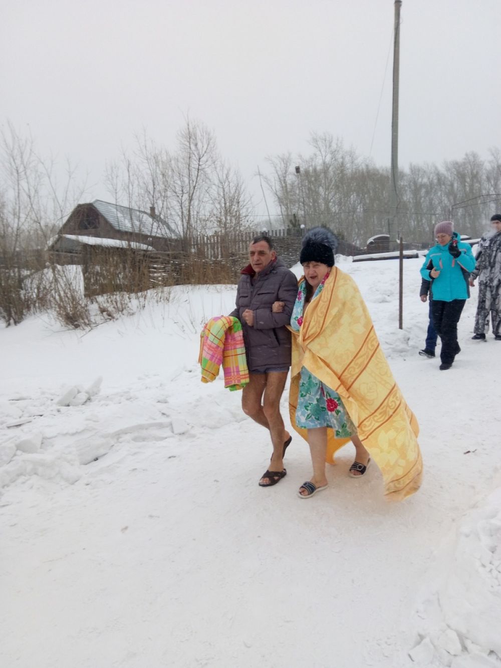 Окунуться в Чулыме ачинцы шли семьями.