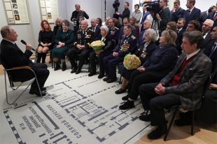 18 января 2020. Президент РФ Владимир Путин на встрече с ветеранами Великой Отечественной войны и представителями патриотических объединений во время посещения Государственного мемориального музея обороны и блокады Ленинграда в Санкт-Петербурге.
