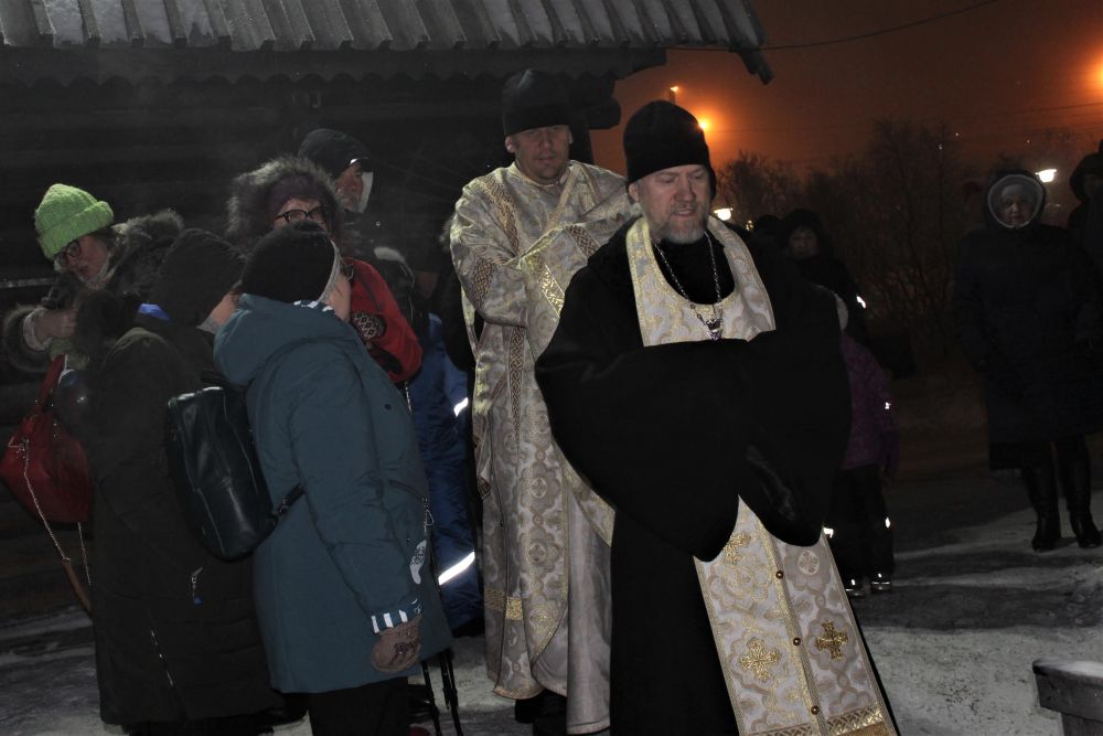 В 21:00 воду в купели освятил отец Владимир, настоятель Пантелеимоновского храма в Мурманске