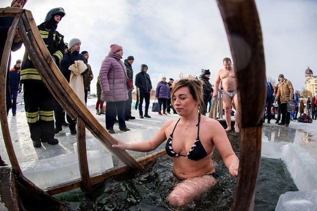 Женщины в купели. Купание в купели. Женщины купаются. Видео купающихся женщин. Видео купающихся женщин.