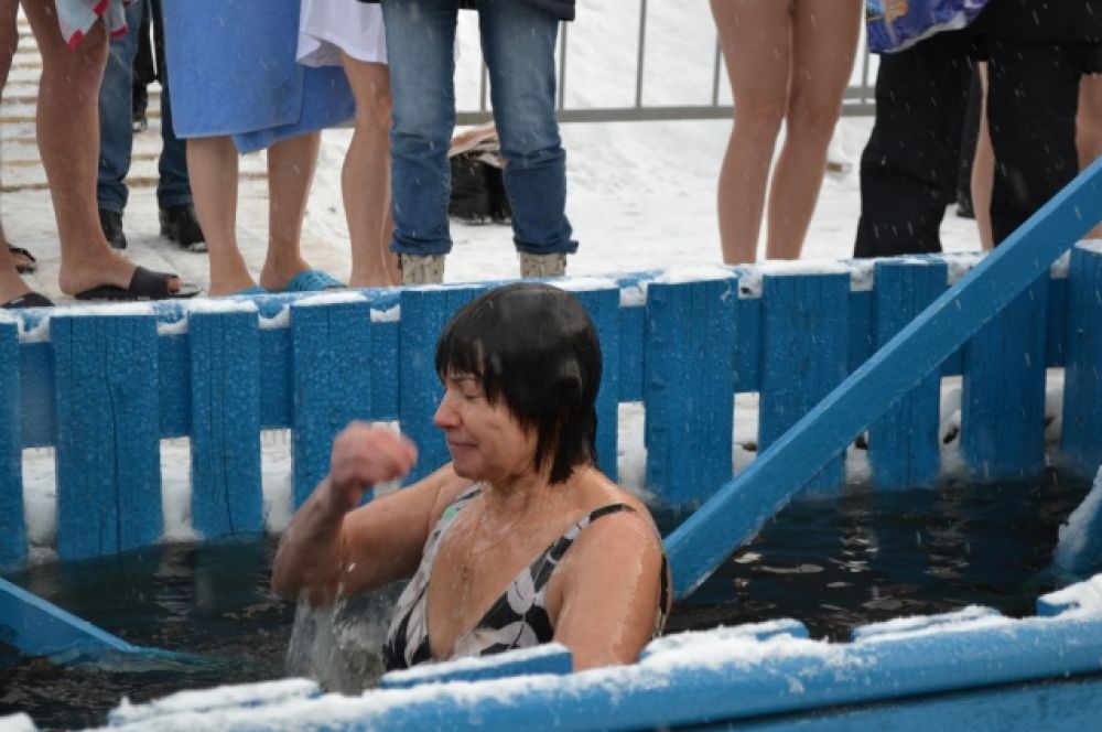 Проход к купели через Сысолу со стороны гостиницы «Югор» закрыт. Желающие окунуться добирались до купели через понтонный мост.