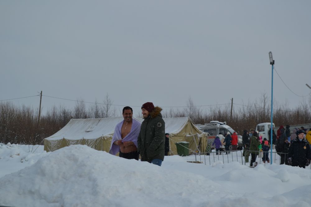После омовения люди согревались в палатках и пили горячий чай.