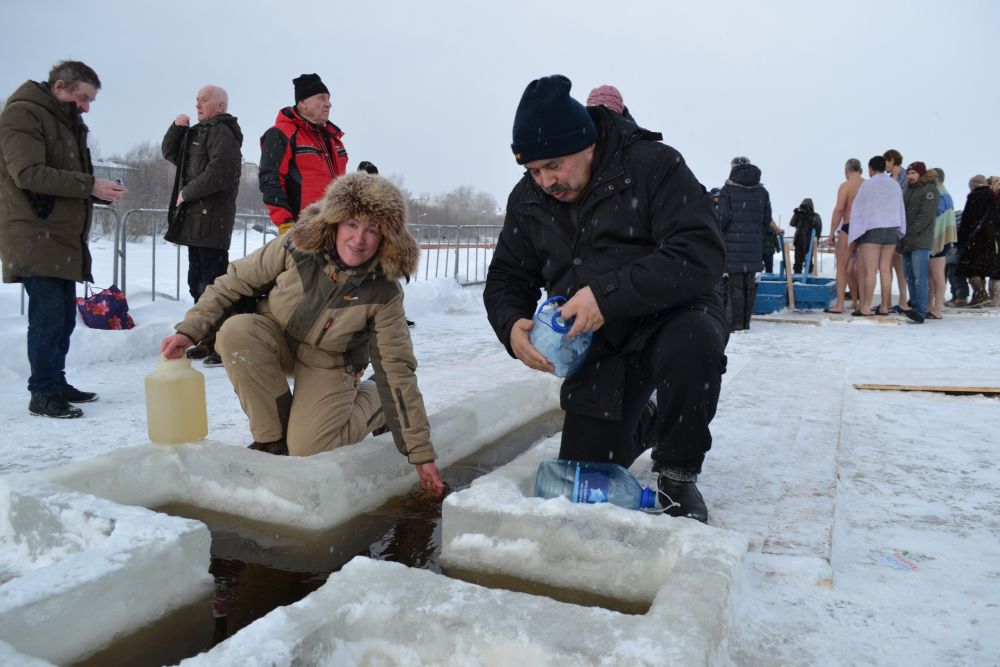 Освящение воды в реках началось в полночь.