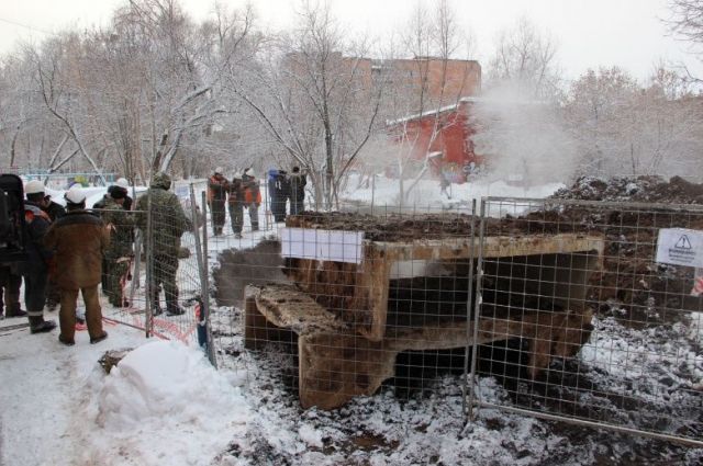 Во время проведения раскопок между домами по улице Советской Армии, 21б и улице Чайковского, 27 было обнаружено место дефекта.