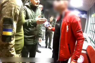 «Три года собирал на путевку»: в Борисполе с рейса сняли пьяного пассажира