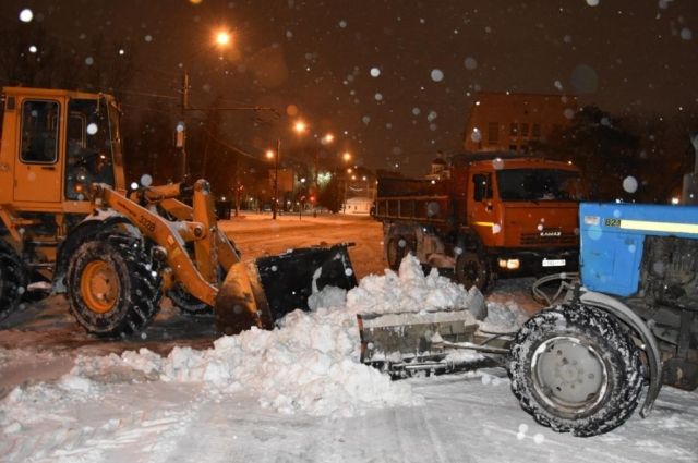 Коммунальные службы Оренбурга расчищают снег на улицах города