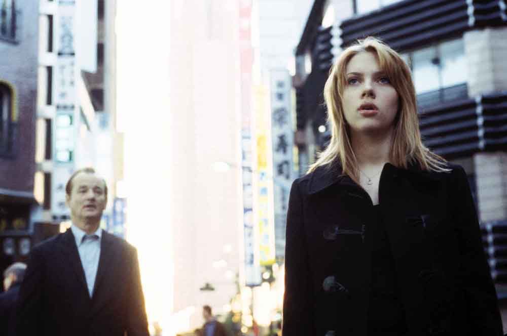 10 место. «Трудности перевода» (2003). Экзистенциальная мелодрама Софии Копполы об отношениях двух одиноких американцев — взрослого состоявшегося мужчины (Билл Мюррей) и молодой девушки (Скарлетт Йоханссон) — оказавшихся в чужой для них Японии.