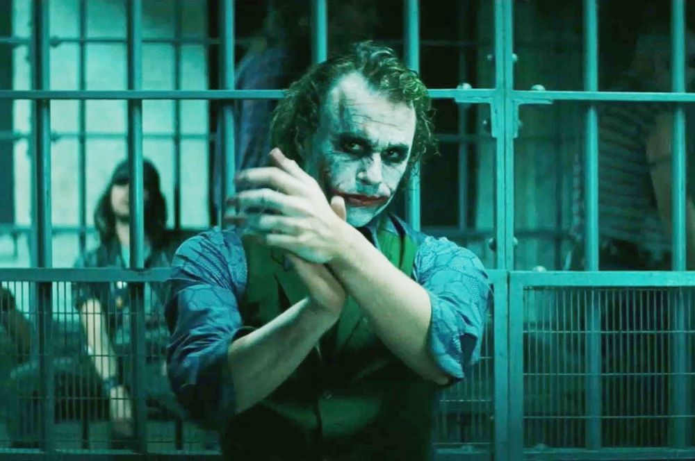 3 место. «Темный рыцарь» (2008). Еще один фильм Кристофера Нолана, вторая часть трилогии о Бэтмене. В этом фильме в Готэме появляется криминальный гений и психопат с вечной улыбкой на лице — Джокер (Хит Леджер).