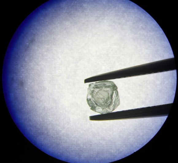 В октябре прошлого года в Якутии нашли необычный алмаз, внутри которого свободно перемещается еще один. Благодаря своей особенности камень напоминает русскую матрешку. По словам специалистов, изучавших находку, это первый подобный алмаз за всю историю мировой алмазодобычи. Возраст алмаза, по оценке ученых, может составлять более 800 миллионов лет. Несмотря на сложное строение, он весит всего 0,62 карата.