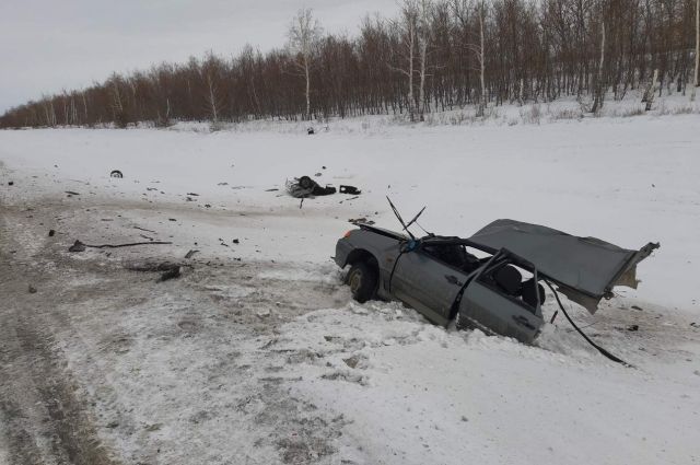 В Оренбуржье «ВАЗ» разорвало пополам после столкновения с грузовиком.