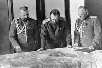 Николай II обсуждает план боевых действий с генералами во время Первой мировой войны.