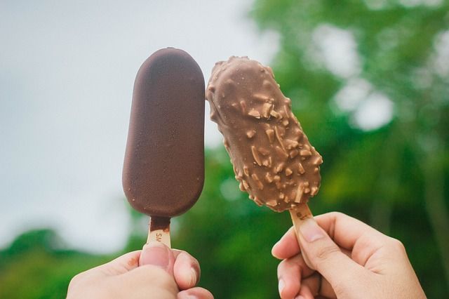 Мороженое в шоколаде появилось в прошлом веке. 