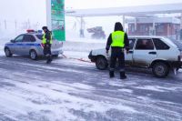 Под Орском сотрудники ГИБДД спасли трех человек от ледяного плена