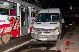 В Днепре микроавтобус въехал в толпу людей: есть пострадавшие