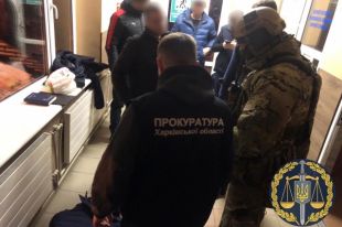 На пункте пропуска «Гоптовка» таможенника задержали за взятку