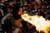 Шоу с огнем во время празднования Нового года в китайском квартале Манилы, Филиппины.