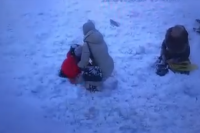 Женщина получила травму от снега, сошедшего с крыши.