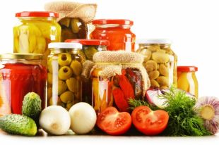 Врачи рассказали, чем опасны консервированные продукты