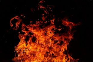 В Тюмени произошел пожар во дворе дома по улице Береговой