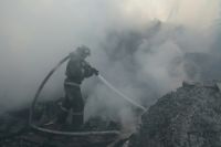 Пожарные ликвидировали открытый огонь около 14:31, а через шесть минут полностью потушили пожар.