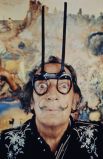 Сальвадор Дали в «телепатических очках» в своей студии в Порт-Льигате. 1968