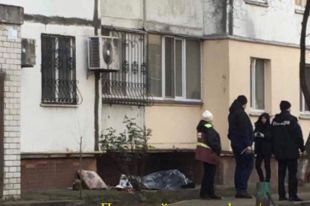 В Киеве под балконом жилого дома обнаружили труп