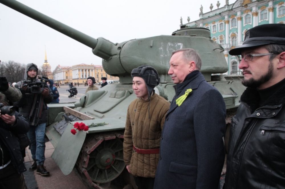 Памятные мероприятия прошли в сердце Петербурга - на Дворцовой площади.