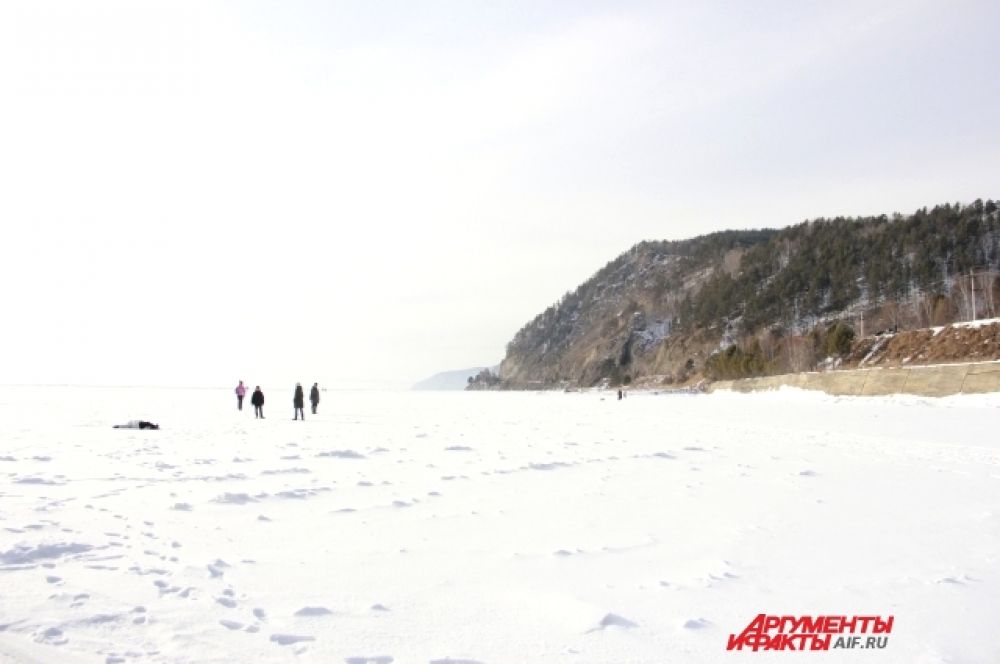 В это время туристам позволяют погулять по льду, сфотографироваться, пообщаться с местными жителями.