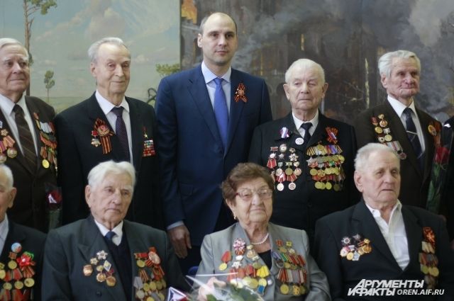 Ветеранам Оренбуржья вручили юбилейные награды