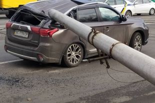 Во Львове на троллейбус и авто упали две железобетонные опоры