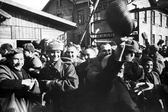 Первые минуты после освобождения Освенцима Советской армией.