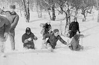 Команда из десяти солдат и десяти студентов-альпинистов прочёсывала местность, пробивая снег щупами, за день проходили метров триста. 