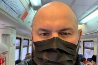 Новосибирский блогер и предприниматель Денис Путилин в защитной медицинской маске.