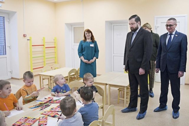 Алексей Островский осмотрел групповые комнаты, оценил их оснащение и условия для учебно-воспитательного процесса, а также пообщался с ребятами.