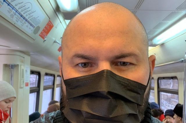 Новосибирский блогер и предприниматель Денис Путилин в защитной медицинской маске.