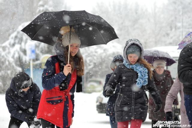Взрослых людей в плохую погоду из дома не вытащишь. А дети готовы гулять на улице и в проливной дождь, и в снегопад. 
