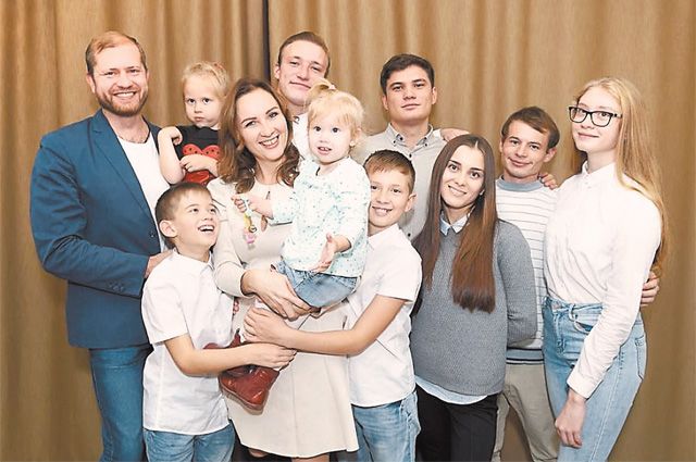 Мария Львова-Белова и её муж Павел Когельман с родными и приёмными детьми.