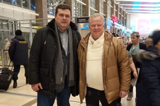 В аэропорту столичного гостя встречал председатель регионального Союза журналистов Дмитрий Голованов.