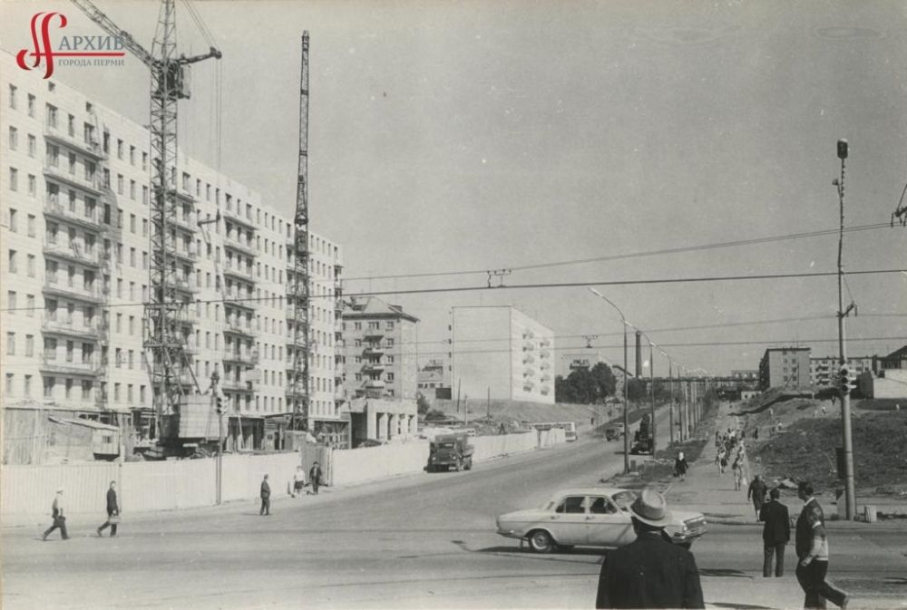 Строительство 9-этажного дома на углу улиц Крисанова, 19 и Ленина, 55. 10 июня 1974 г.