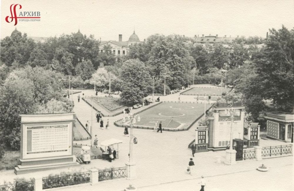 Комсомольский сквер перед Театром оперы и балета, 1961-1962 гг.