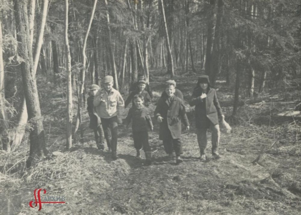 Ребята гуляют по аллеям Балатовского парка, 9 апреля 1967 г.