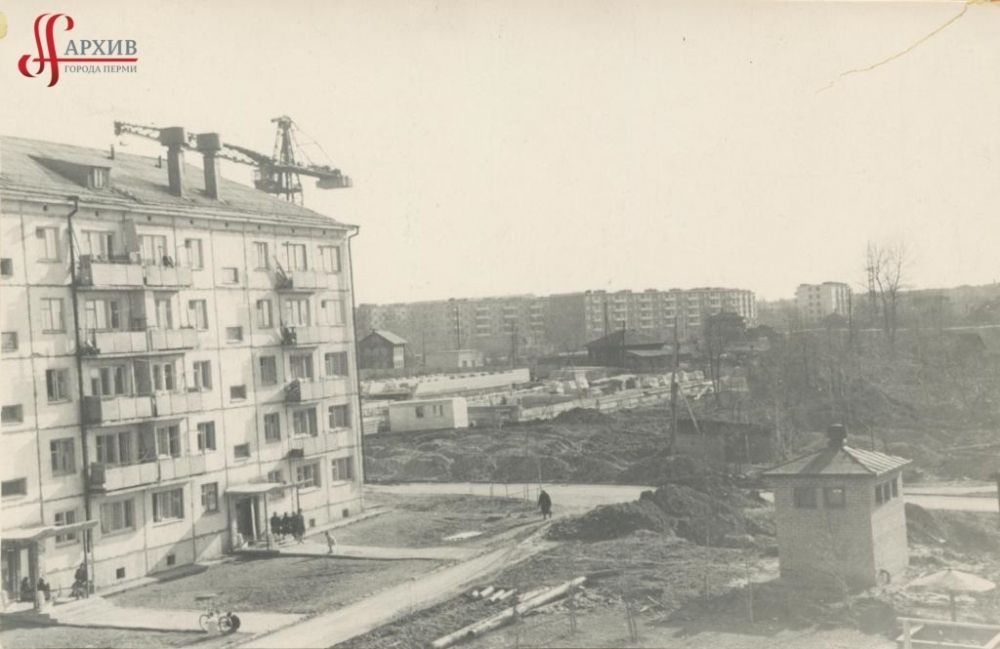 Строительство школы № 25 по улице Межевой, 2 мая 1968 г.