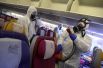 Члены экипажа Thai Airways дезинфицируют кабину самолета, чтобы предотвратить распространение коронавируса, в международном аэропорту Суварнабхуми в Бангкоке.
