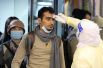 Пассажиры, прибывающие из Китая, проверяются сотрудниками министерства здравоохранения Саудовской Аравии в международном аэропорту имени короля Халида в Эр-Рияде.